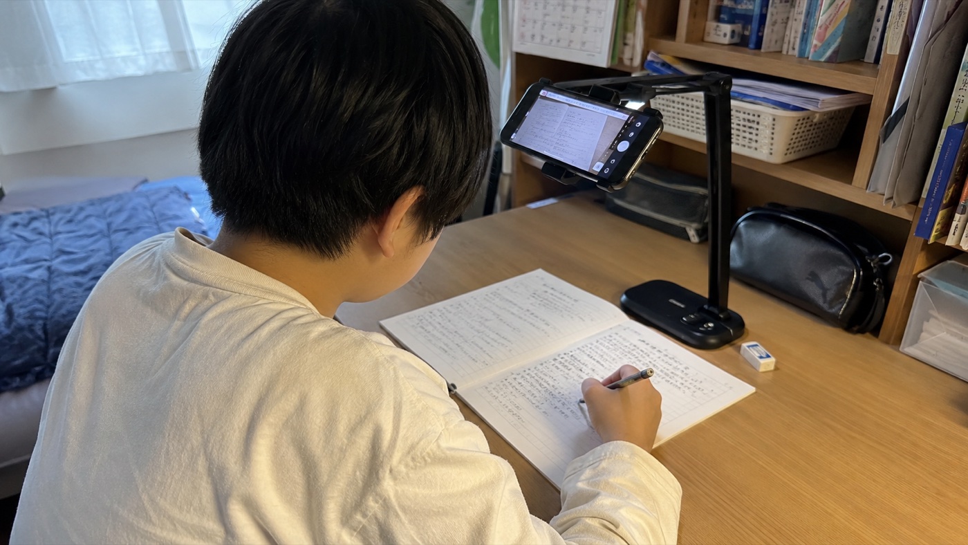 手元カメラをセットして机で学習する生徒
